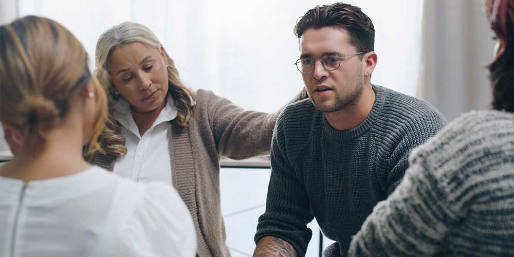 Como enfrentar los despidos y recortes cuidando la salud mental del equipo
