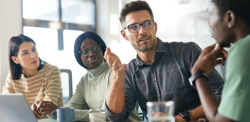 hr manager managing employee relations to improve talent management