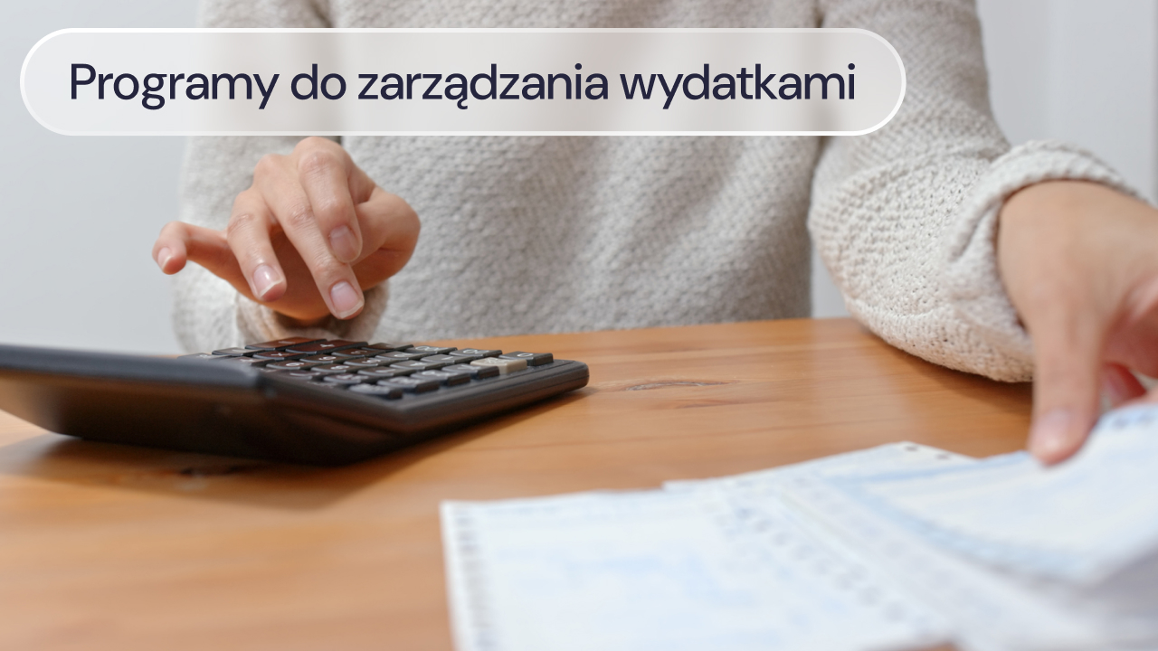 Pracownik wykonuje obliczenia na kalkulatorze i sprawdza dokumenty.