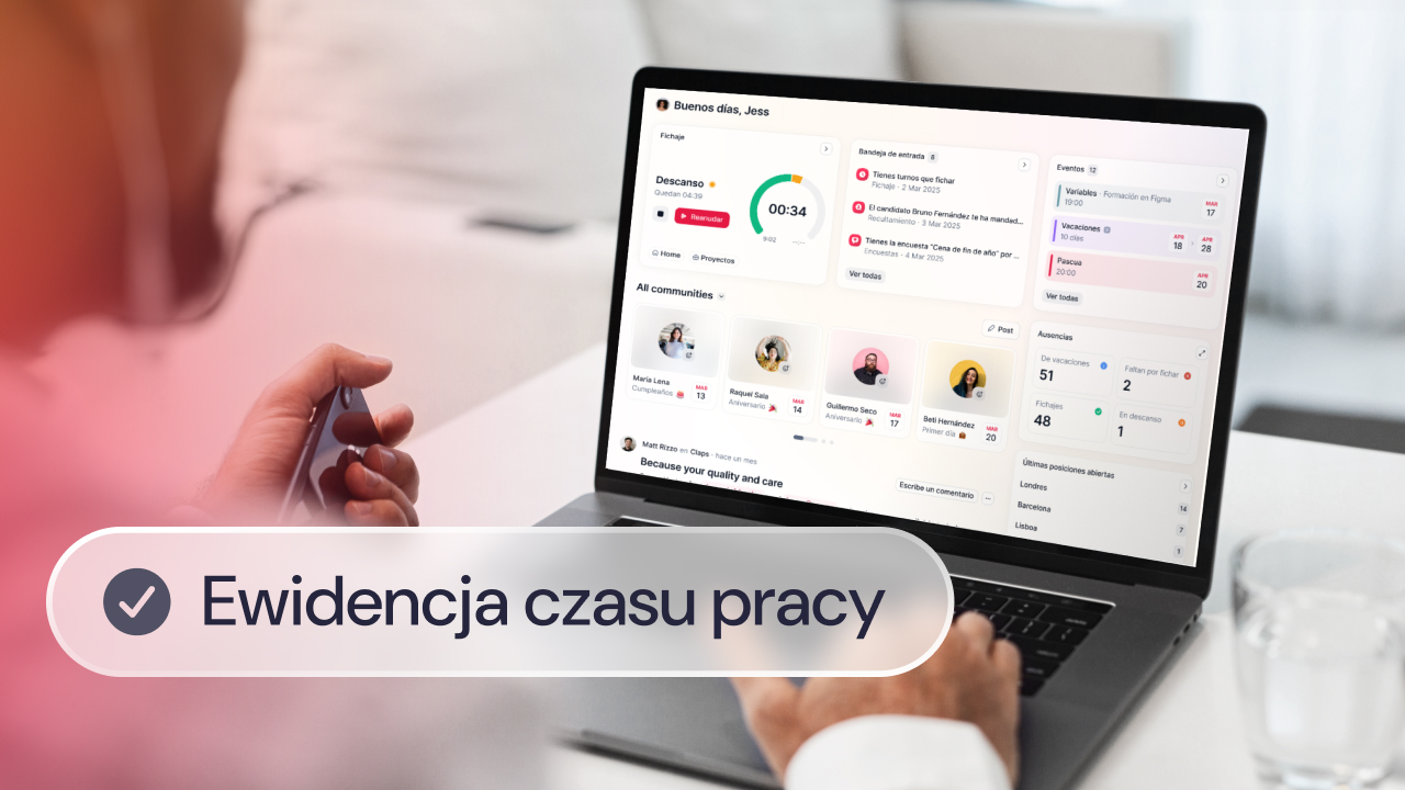 Pracownik korzysta na laptopie z oprogramowania Factorial do ewidencji czasu pracy.
