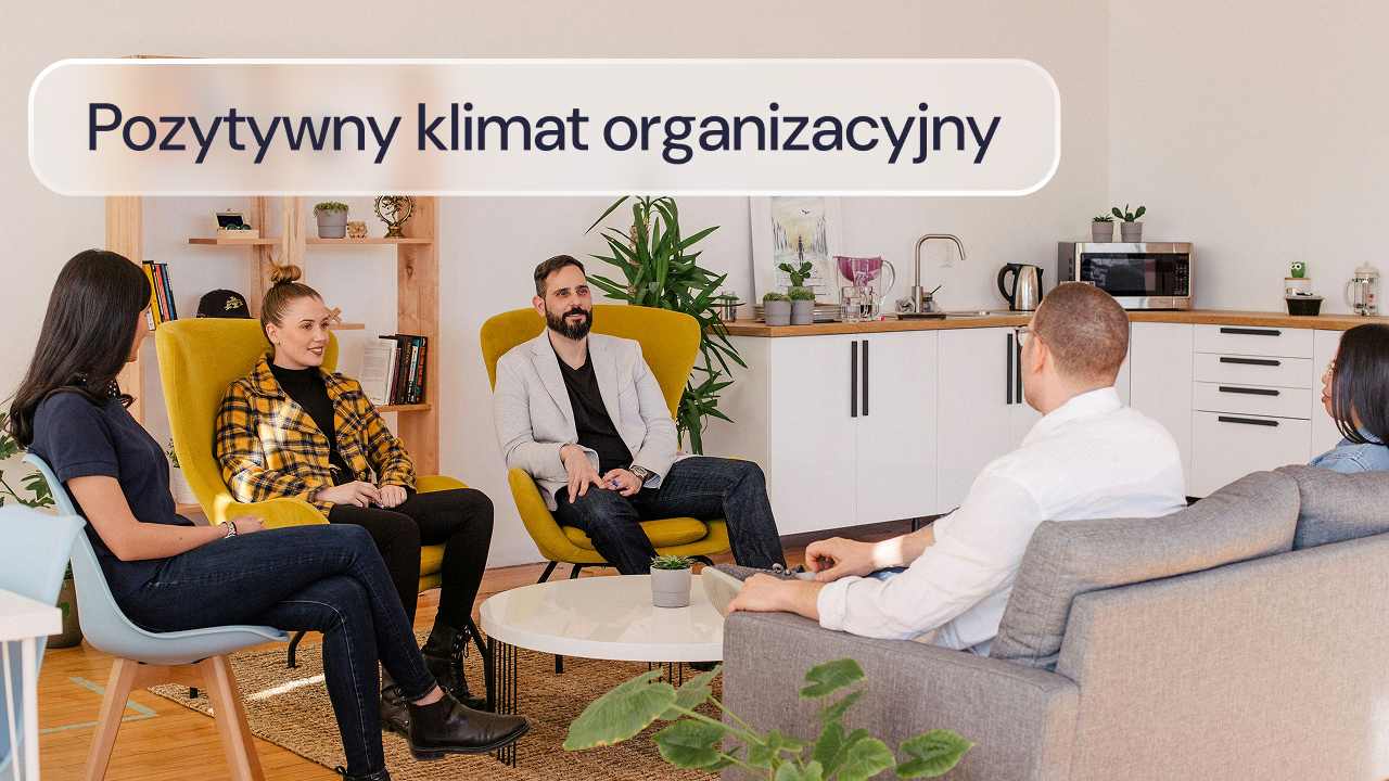 Pracownicy rozmawiają w kuchni biurowej.