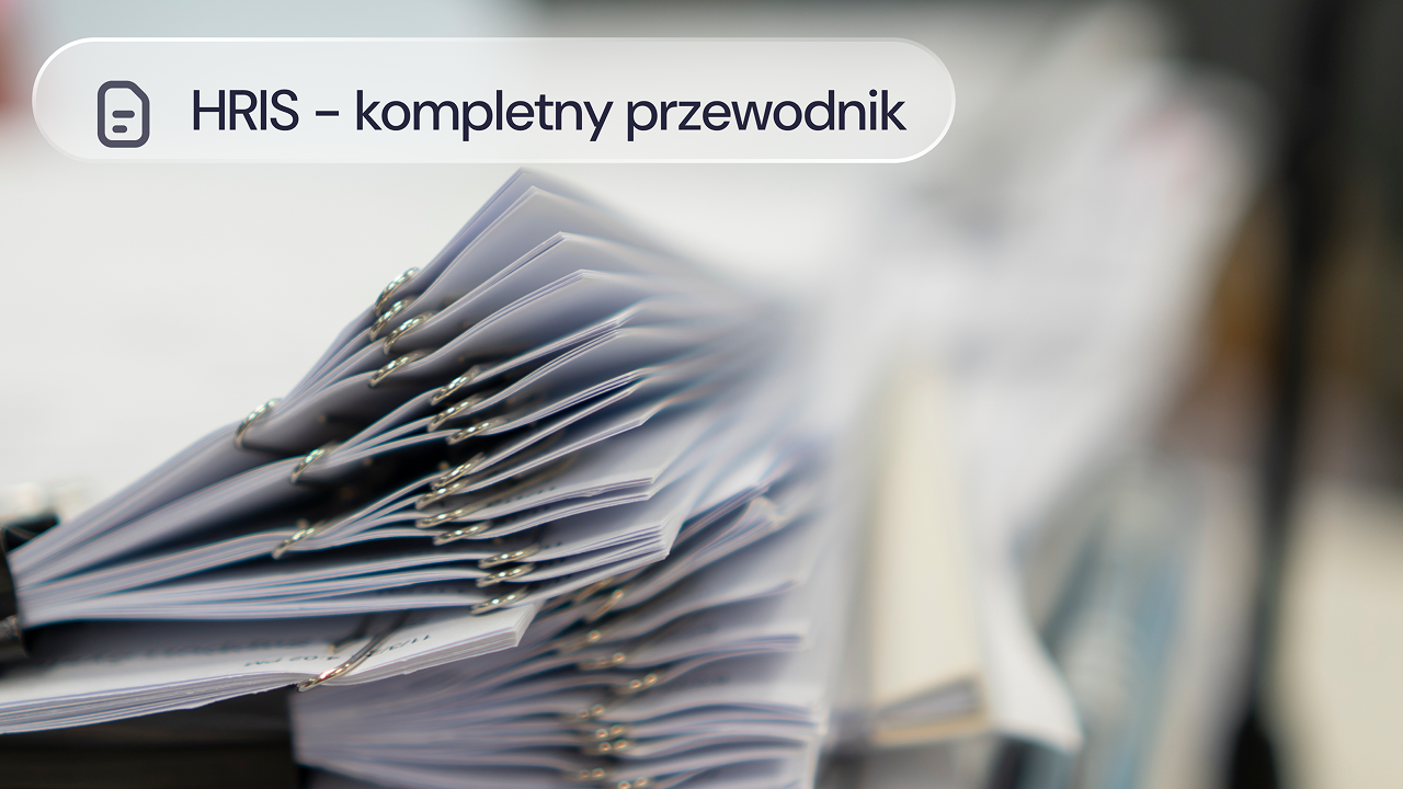 Stos dokumentów spiętych klipsami leży na biurku.