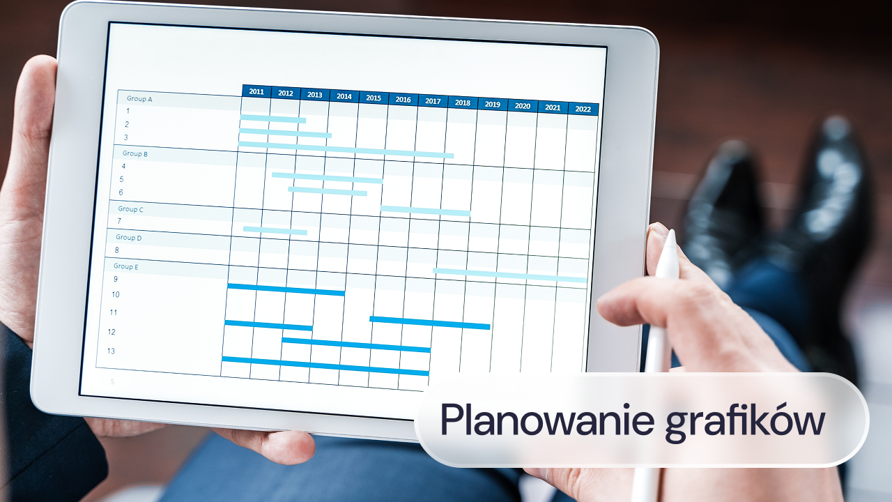 Menedżer planuje grafik pracy na tablecie.
