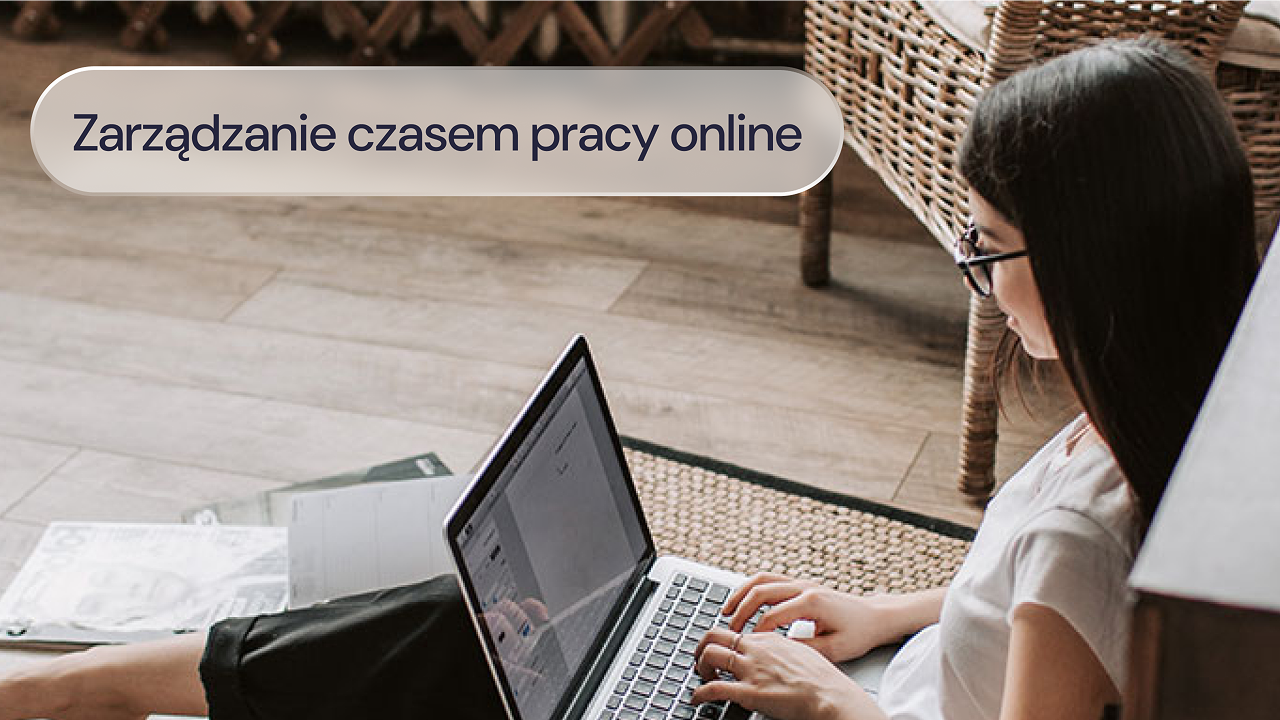Kobieta pracuje na laptopie i korzysta z oprogramowania Factorial do ewidencji czasu pracy.