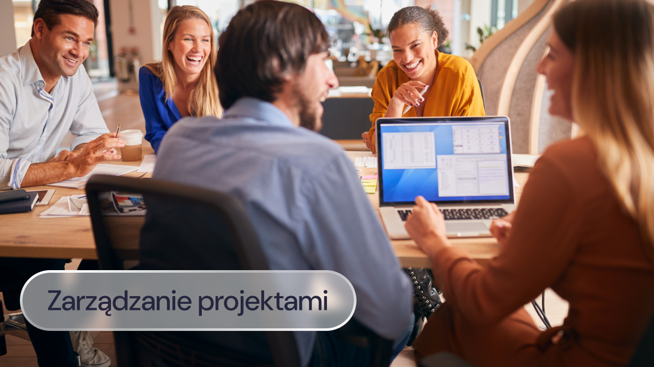 Grupa pracowników rozmawia przy stole w swobodnej atmosferze.