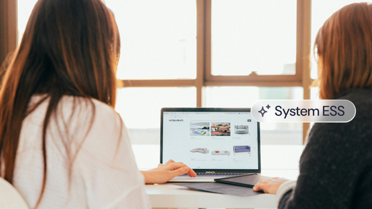 Dwie kobiety przeglądają system Factorial na laptopie.