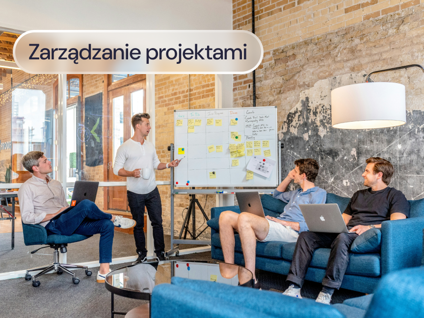 Spotkanie zespołu w biurze przy tablicy z karteczkami.