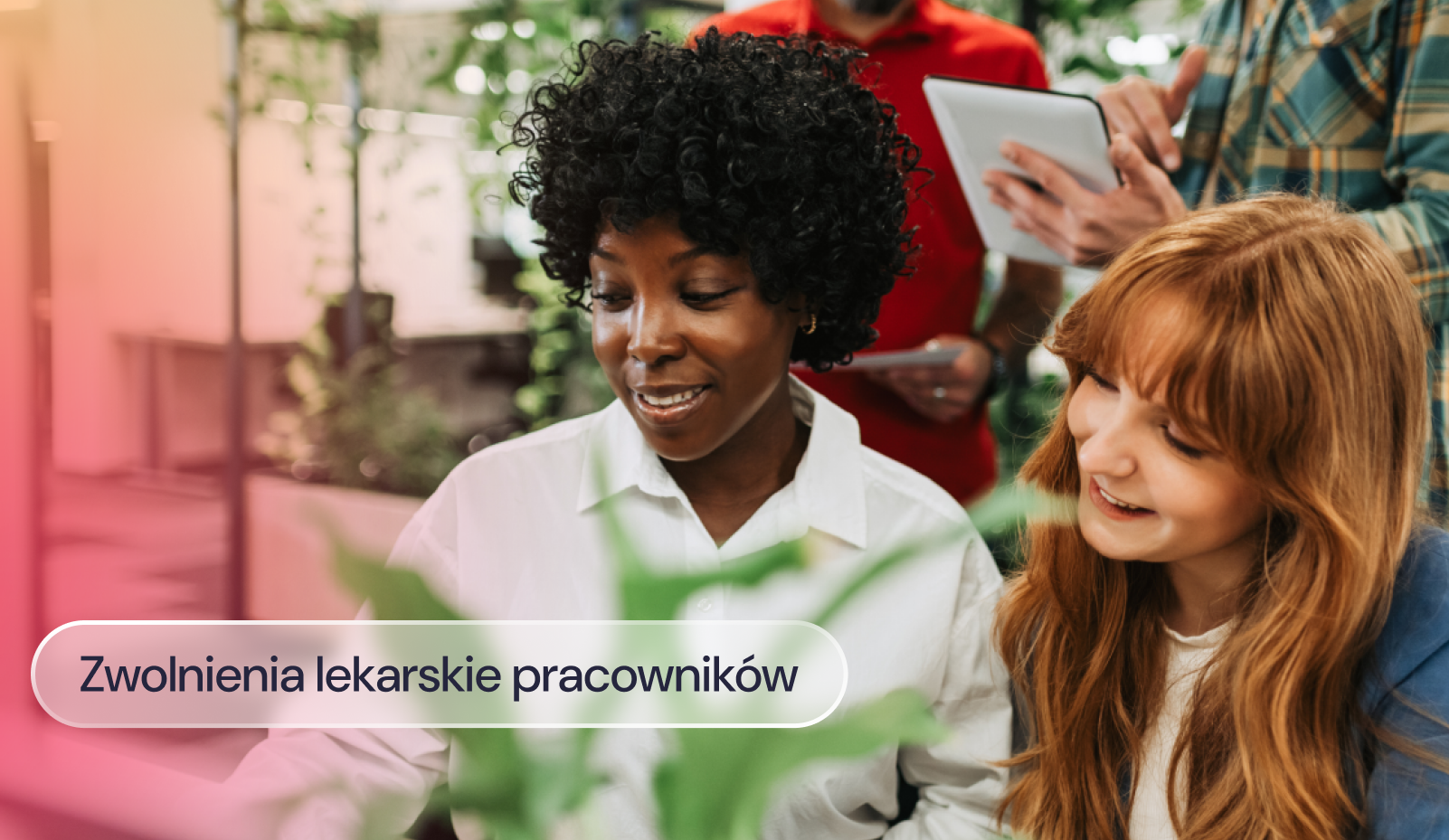 Dwie uśmiechnięte kobiety rozmawiają i pracują wspólnie w biurze.