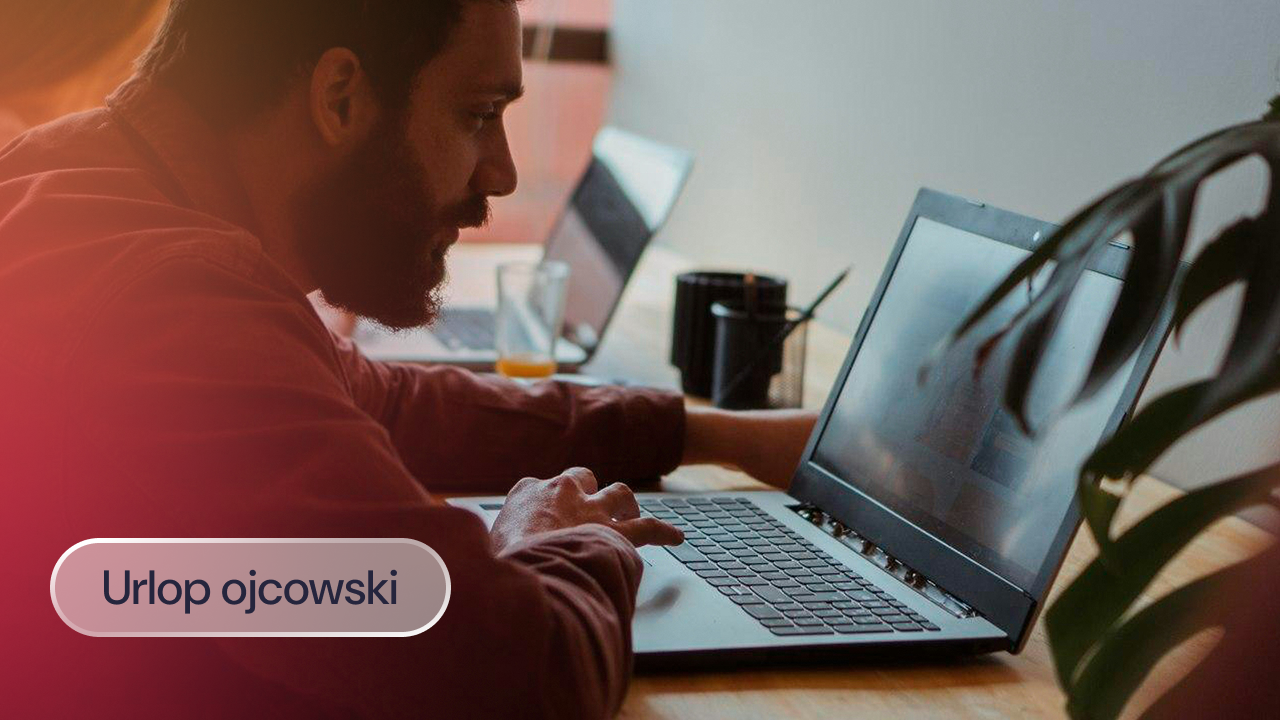 Mężczyzna pracuje przy laptopie.