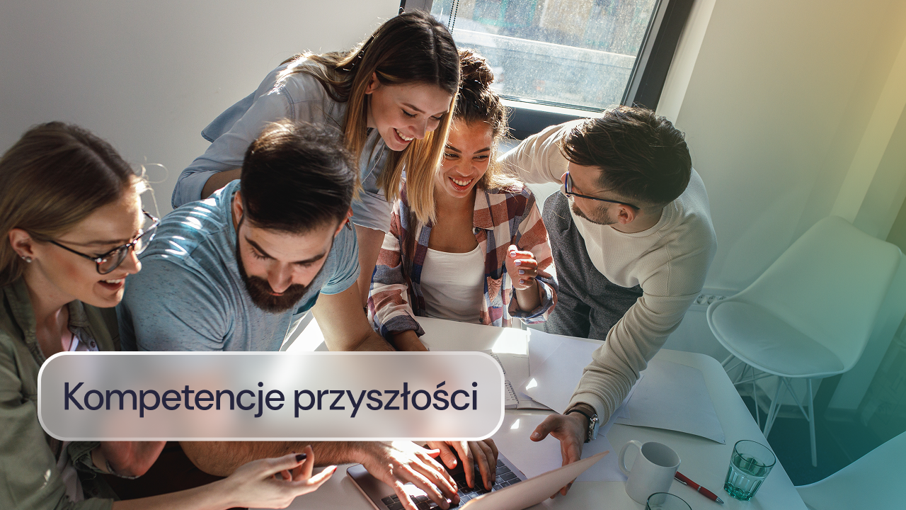 Grupa pracowników z zaciekawieniem patrzy na laptopa podczas spotkania.