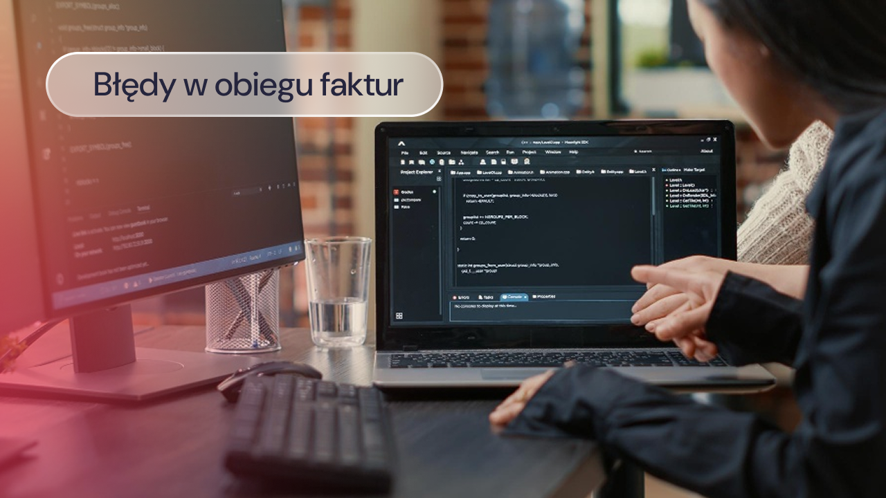 Pracownik wskazuje ekran laptopa z otwartym programem.