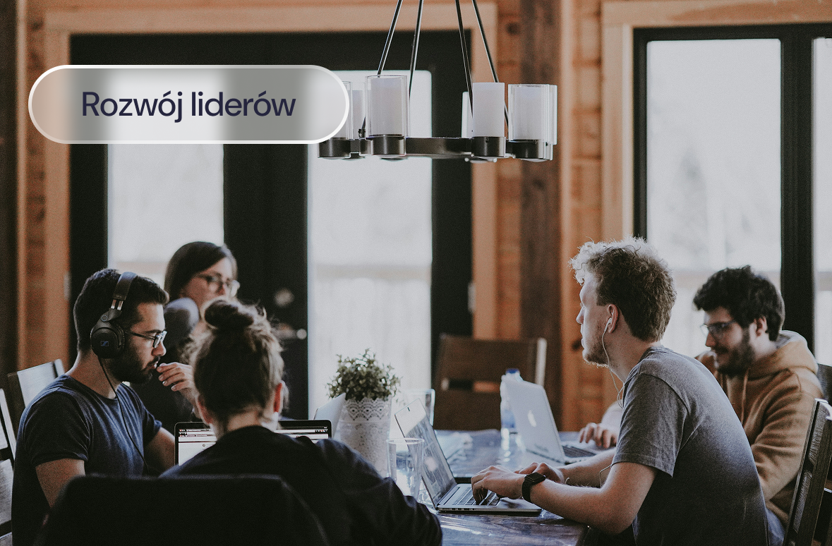 Zespół pracuje przy wspólnym stole.