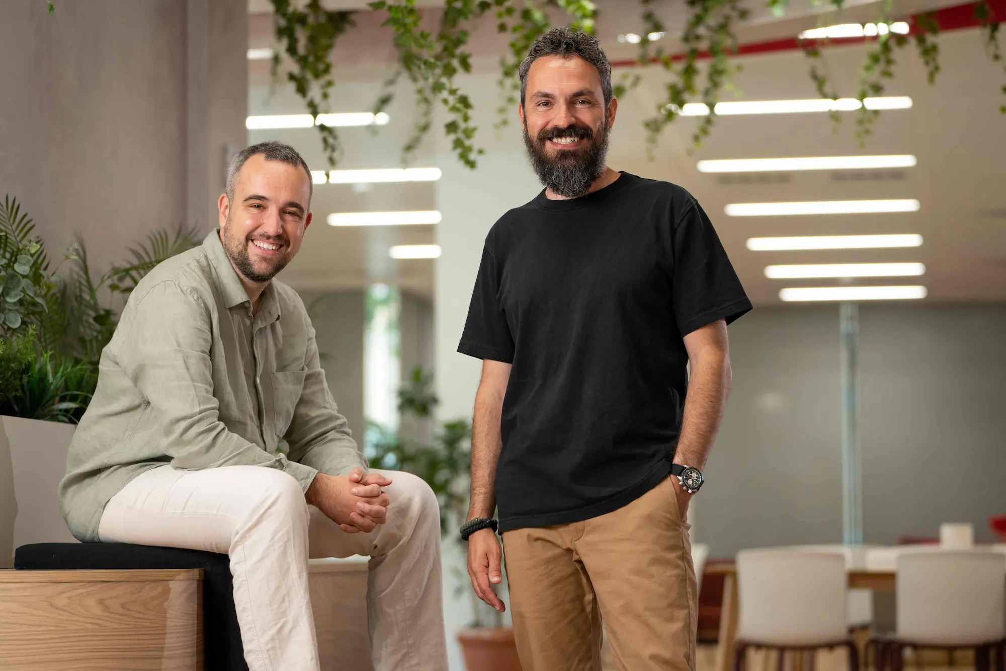 Założyciele Factorial, Jordi Romero i Bernat Farrero, uśmiechają się do zdjęcia