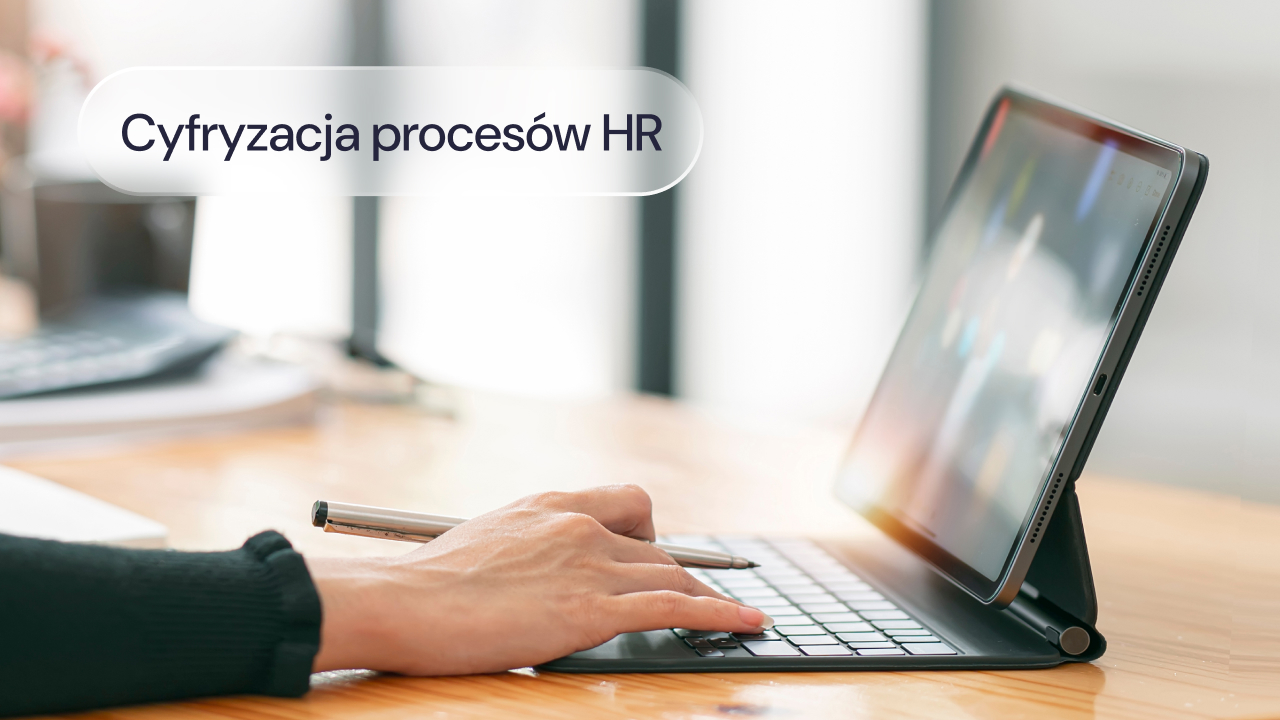 Pracownik korzysta z tabletu z klawiaturą.