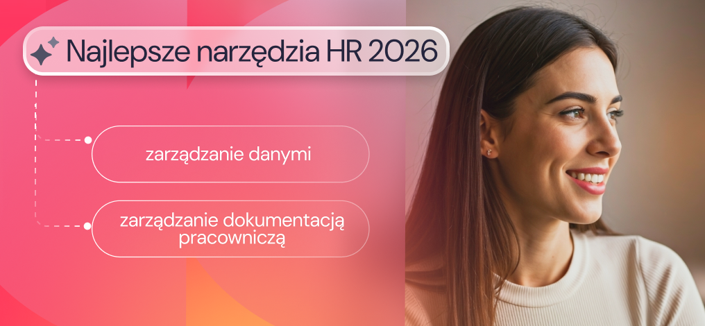 Kobieta uśmiecha się na tle różowej grafiki.