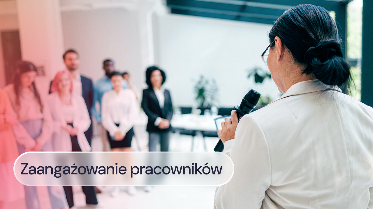 Menedżer przemawia do grupy pracowników podczas spotkania.