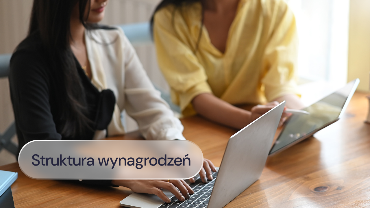 Dwie kobiety pracują w biurze przy laptopie.