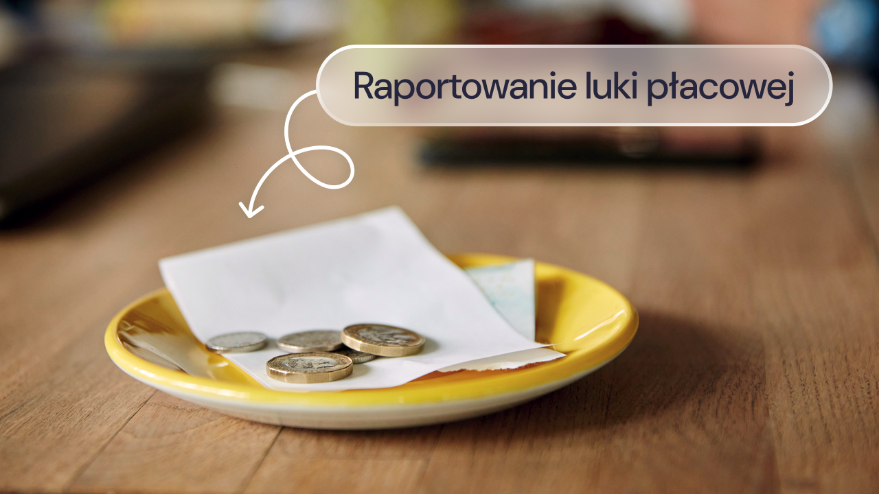Talerzyk z monetami i rachunkiem leży na drewnianym stole.