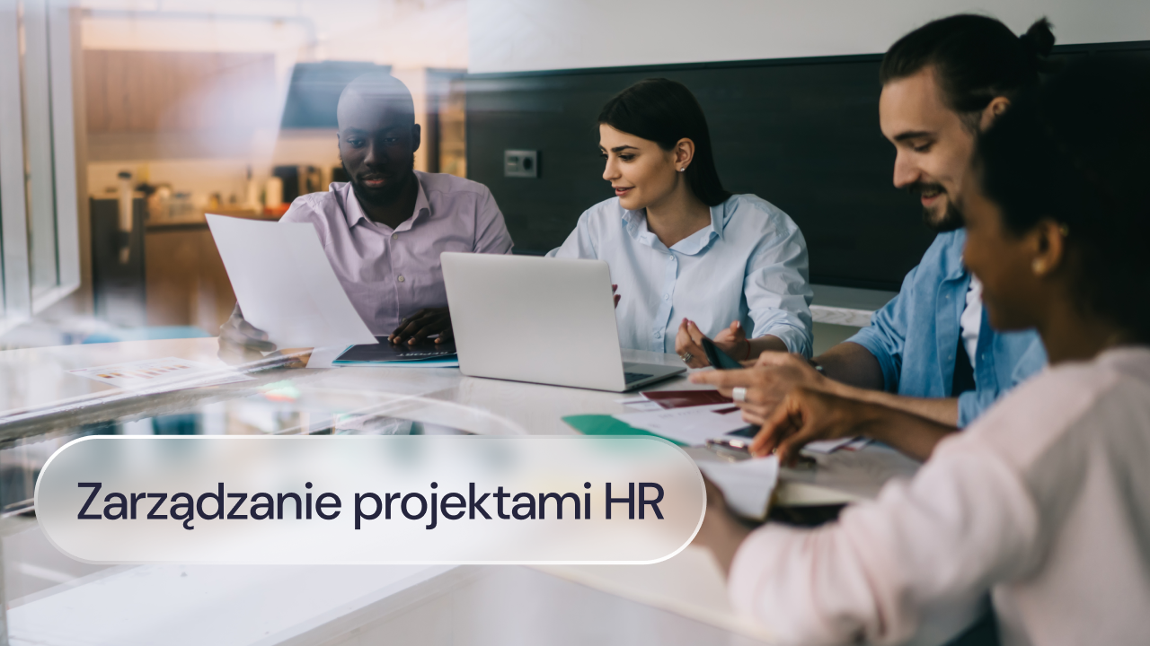 Grupa pracowników dyskutuje o projekcie przy stole.