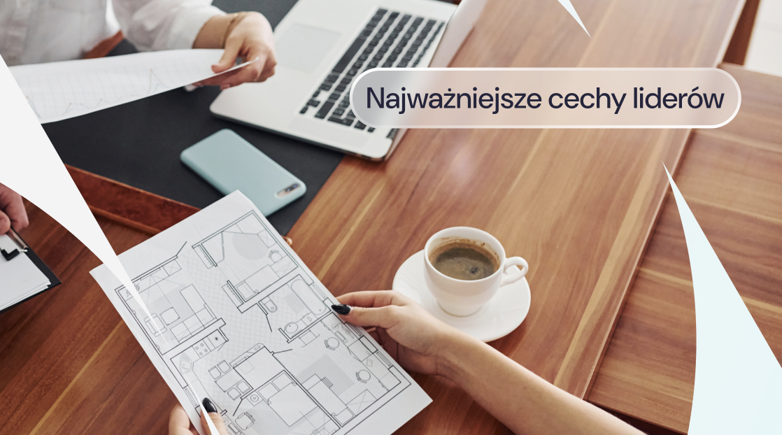 Osoba przegląda plan projektu, obok pracownik z laptopem i filiżanka kawy.
