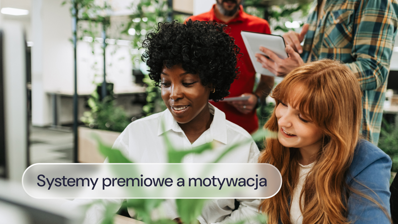 Dwie kobiety omawiają analizę przy komputerze.
