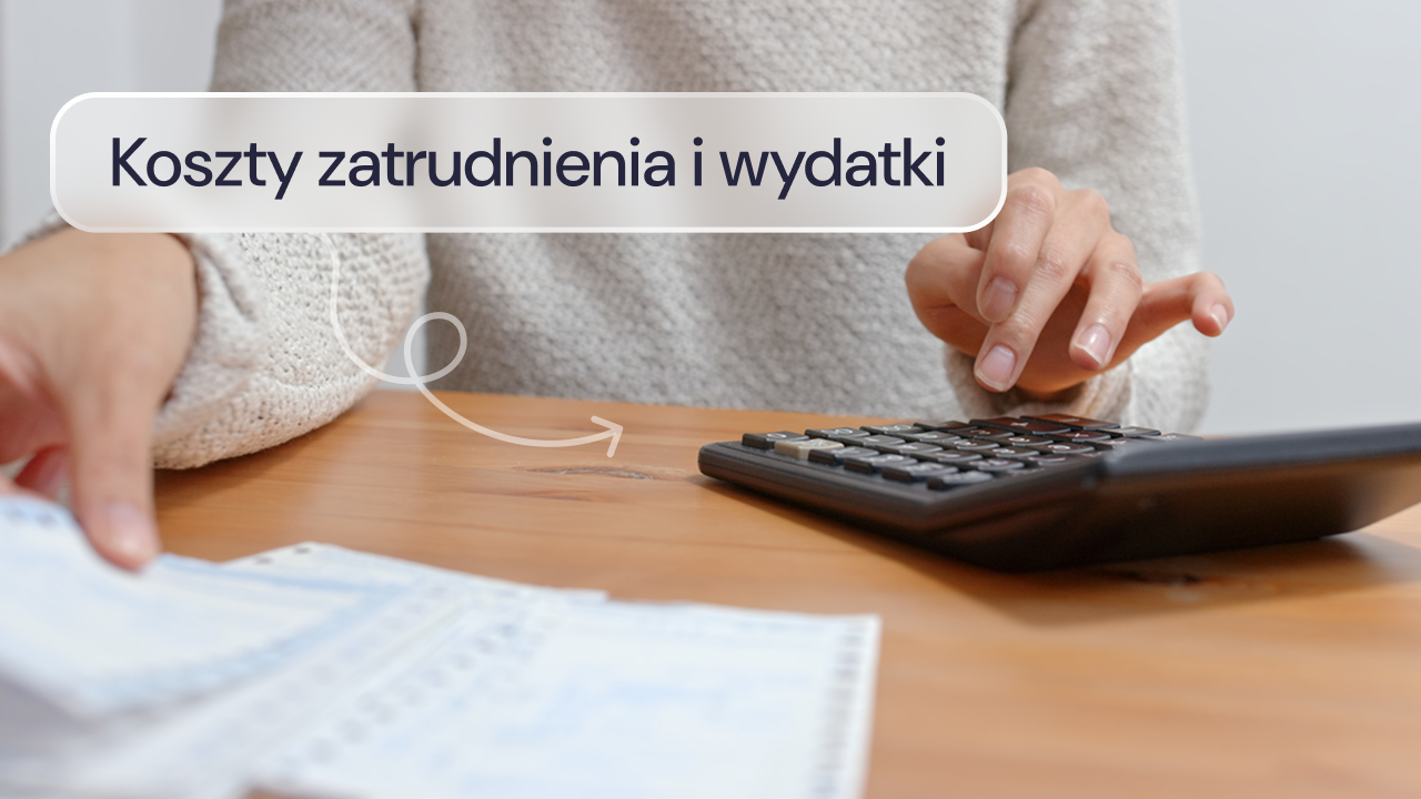 Pracownik oblicza na kalkulatorze wydatki pracowników.
