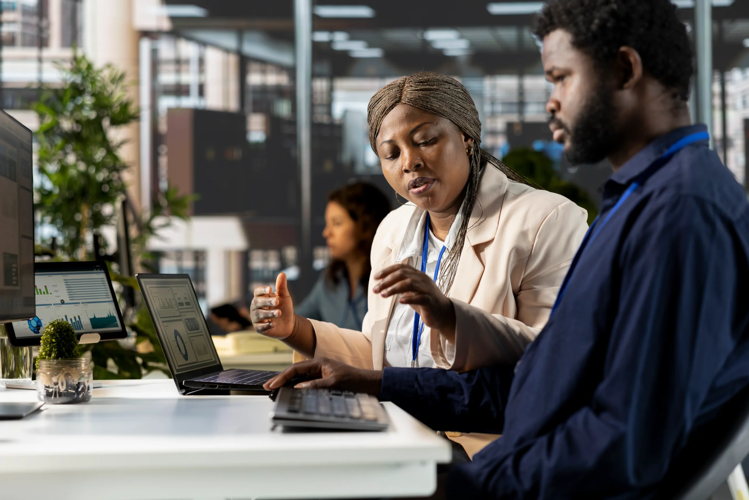 african-american-business-team-collaborates-global-expansion-strategy-scaled.webp